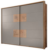 Schwebetürenschrank 2-türig in Holzoptik mit grauen Paneelen und dekorativen Holzeinsätzen, seitliche Perspektive
