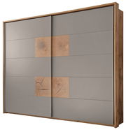 Schwebetürenschrank 2-türig in Holzoptik mit grauen Paneelen und dekorativen Holzeinsätzen, seitliche Perspektive