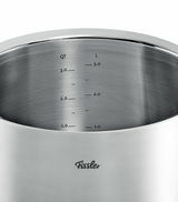 Nahaufnahme eines Edelstahlkochtopfs mit Messskala und Fissler-Logo, Innenansicht