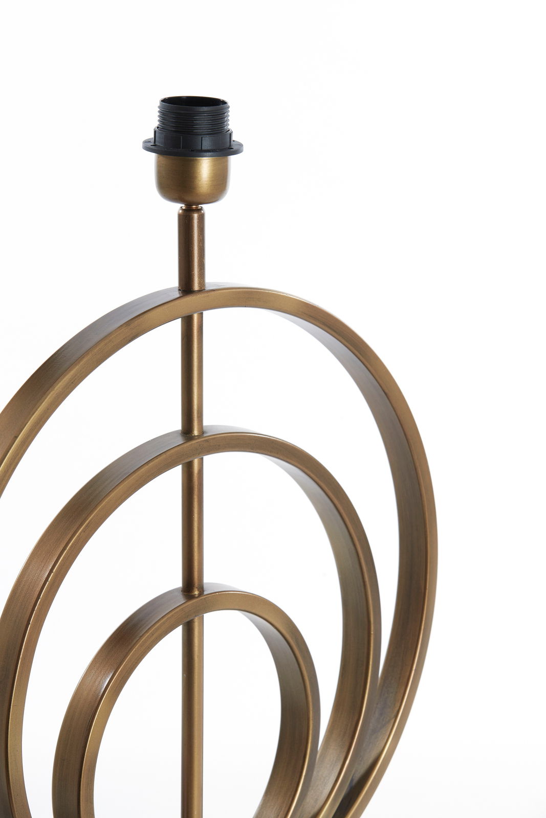 Nahaufnahme eines dekorativen Lampenfußes aus Metall mit kreisförmigem Design in antikem Messing-Finish, seitliche Perspektive.