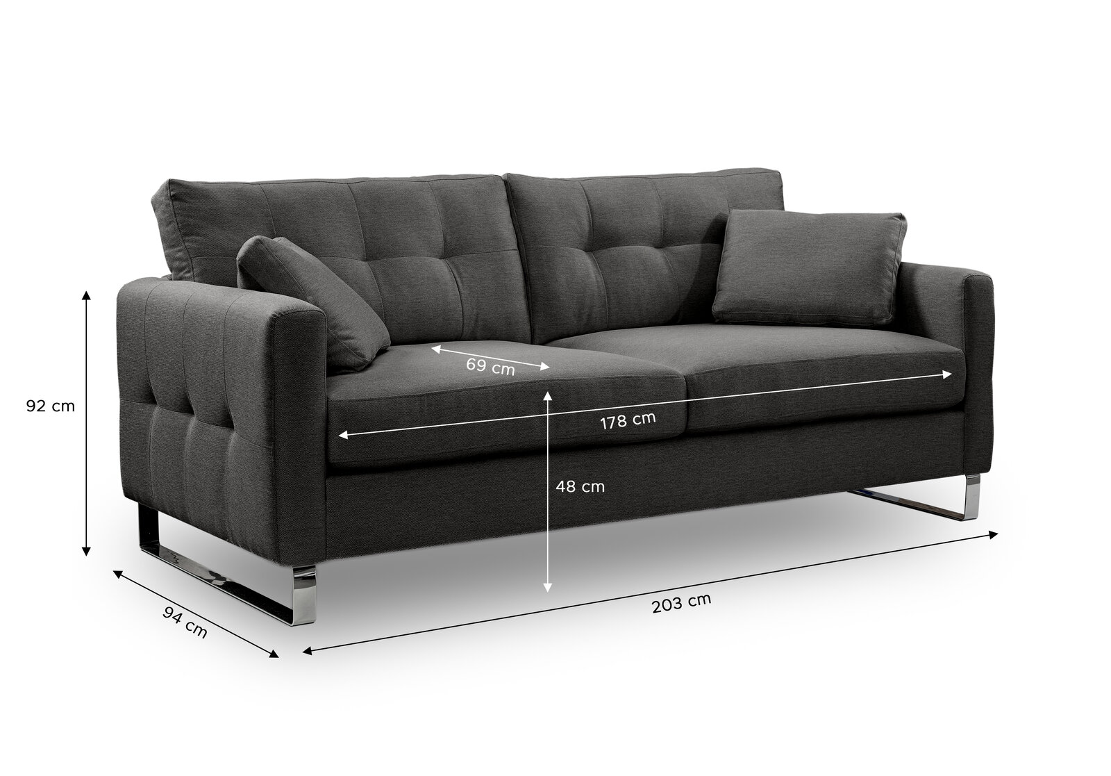Dunkelgraues 2-Sitzer-Sofa mit gesteppter Rückenlehne, zwei Kissen und verchromten Füßen, mit Maßangaben (ca. 203 x 94 x 92 cm), schräg von vorne links fotografiert.