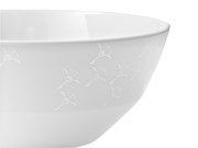 Weiße Schale mit dezentem Muster, seitliche Perspektive