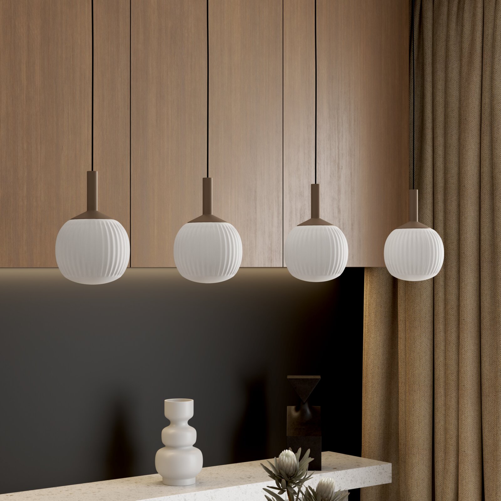 Vier moderne Pendelleuchten mit gerippten, kugelförmigen weißen Glasschirmen und braunen Fassungen hängen in einer Reihe vor einer Holzpaneelwand; Frontalansicht auf Augenhöhe.