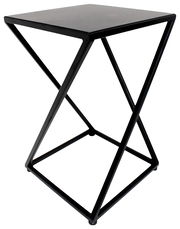 Moderner schwarzer Beistelltisch mit geometrischem Metallgestell, seitliche Perspektive