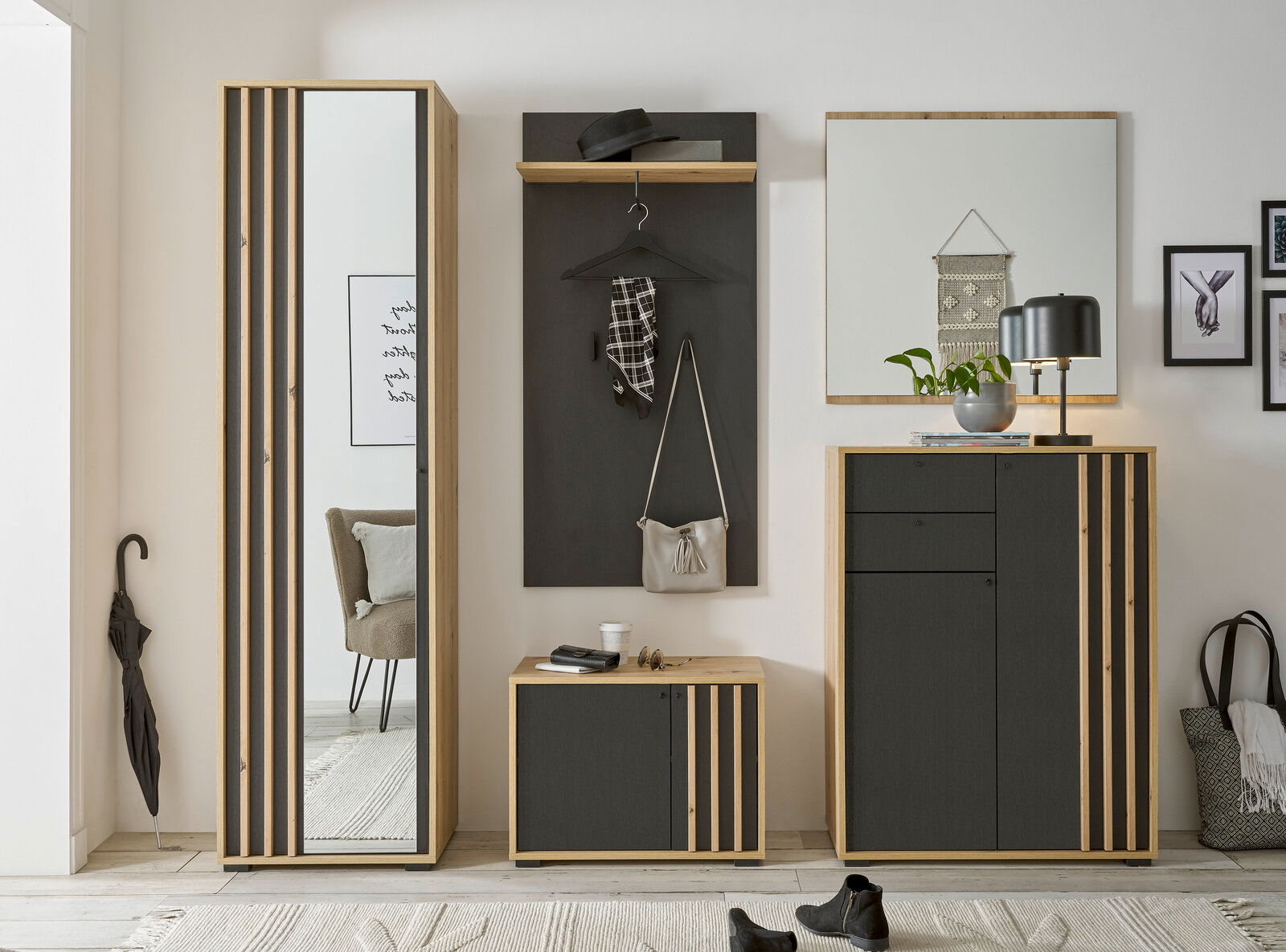 Moderne Garderobenschrank-Kombination in Holzoptik mit Spiegel, Schuhschrank und Wandpaneel, frontal betrachtet.