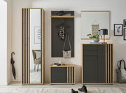 Moderne Garderobenschrank-Kombination in Holzoptik mit Spiegel, Schuhschrank und Wandpaneel, frontal betrachtet.