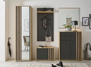 Moderne Garderobenschrank-Kombination in Holzoptik mit Spiegel, Schuhschrank und Wandpaneel, frontal betrachtet.