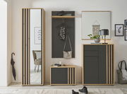 Moderne Garderobenschrank-Kombination in Holzoptik mit Spiegel, Schuhschrank und Wandpaneel, frontal betrachtet.