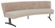 Gebogene Bank mit 200 cm Länge, beige Sitzfläche und strukturierte Rückenlehne, seitliche Perspektive