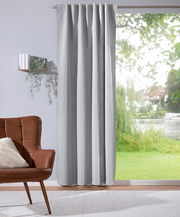 Grauer Verdunklungsvorhang 135x245cm in einem modernen Wohnzimmer, seitliche Perspektive mit Blick auf ein großes Fenster mit Gartenblick.