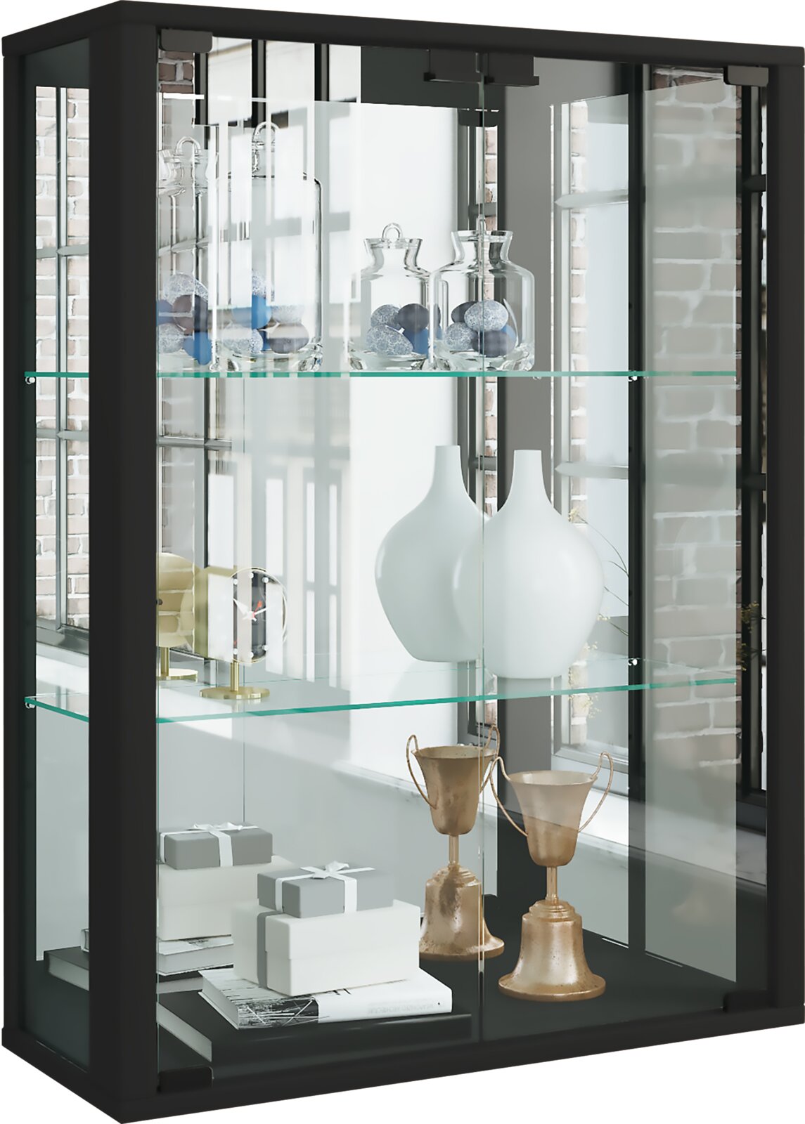 Schwarze Glasvitrine mit transparenten Glasböden und Doppeltür, dekoriert mit Vasen, Gläsern und Geschenkboxen, gezeigt in schräger Frontansicht.