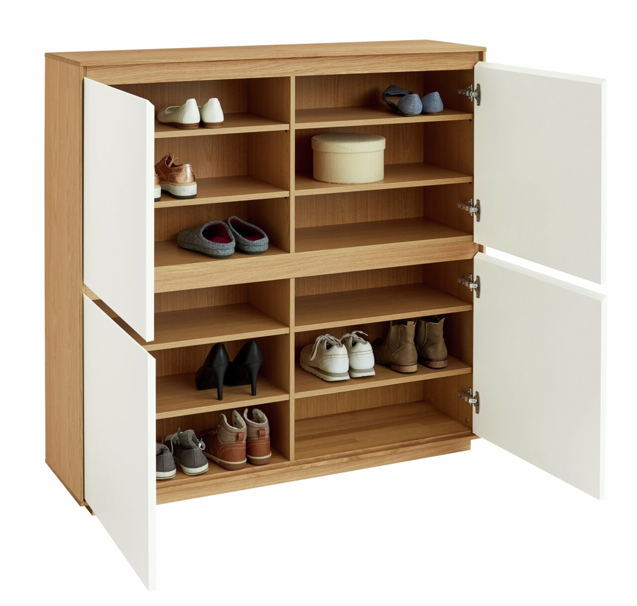 Houten schoenenkast met witte deuren, open, gevuld met verschillende schoenen, vooraanzicht