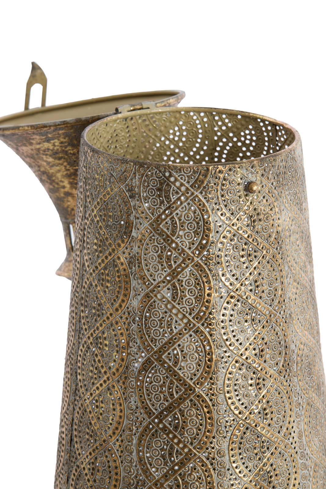 Nahaufnahme eines kunstvoll verzierten Windlichts mit filigranem Muster und geöffneter Klappe.