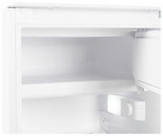 Innenansicht eines Einbaukühlschranks mit einem leeren Regal und einem Temperaturregler, Perspektive von vorne.