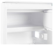 Innenansicht eines Einbaukühlschranks mit einem leeren Regal und einem Temperaturregler, Perspektive von vorne.