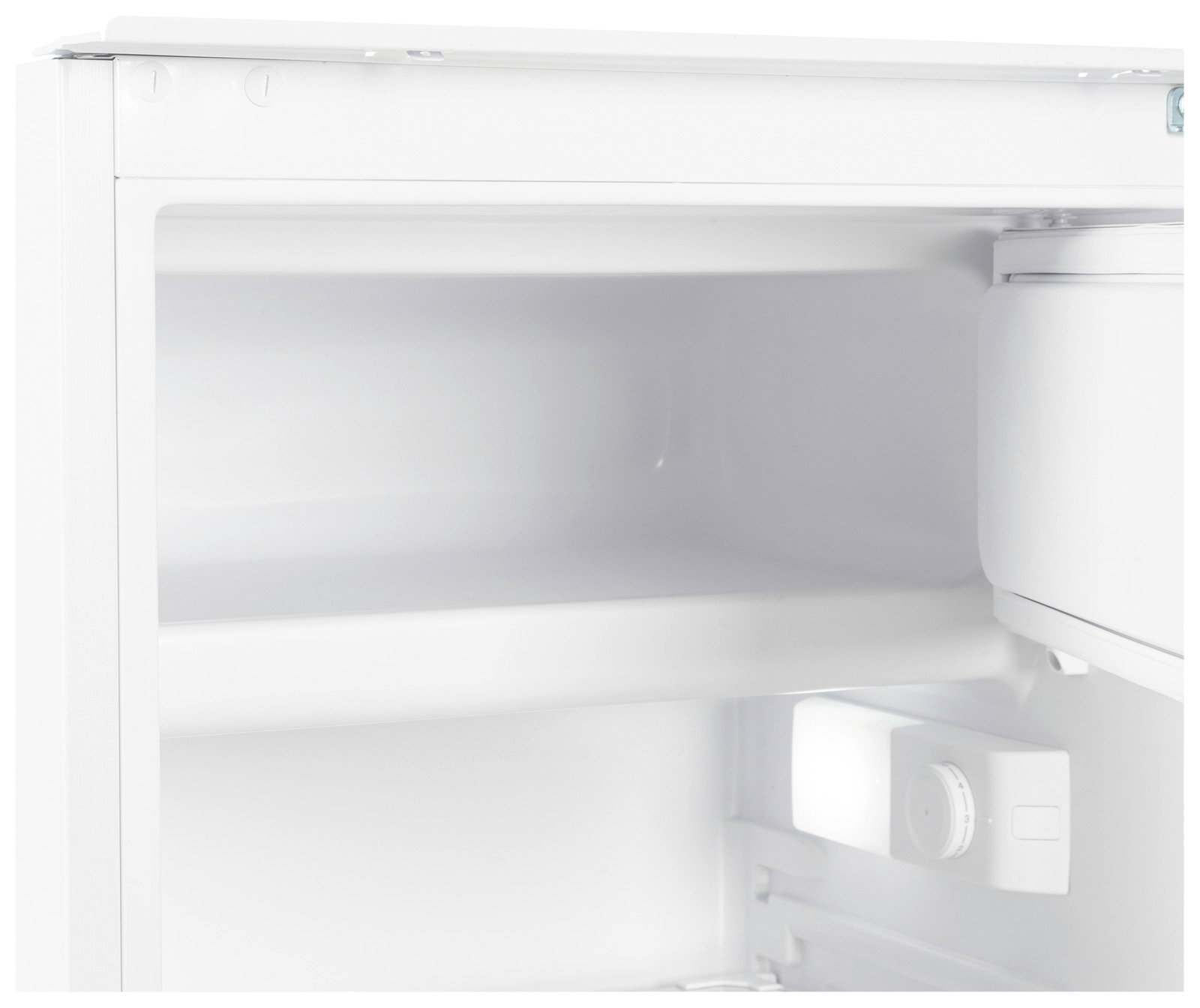 Innenansicht eines Einbaukühlschranks mit einem leeren Regal und einem Temperaturregler, Perspektive von vorne.