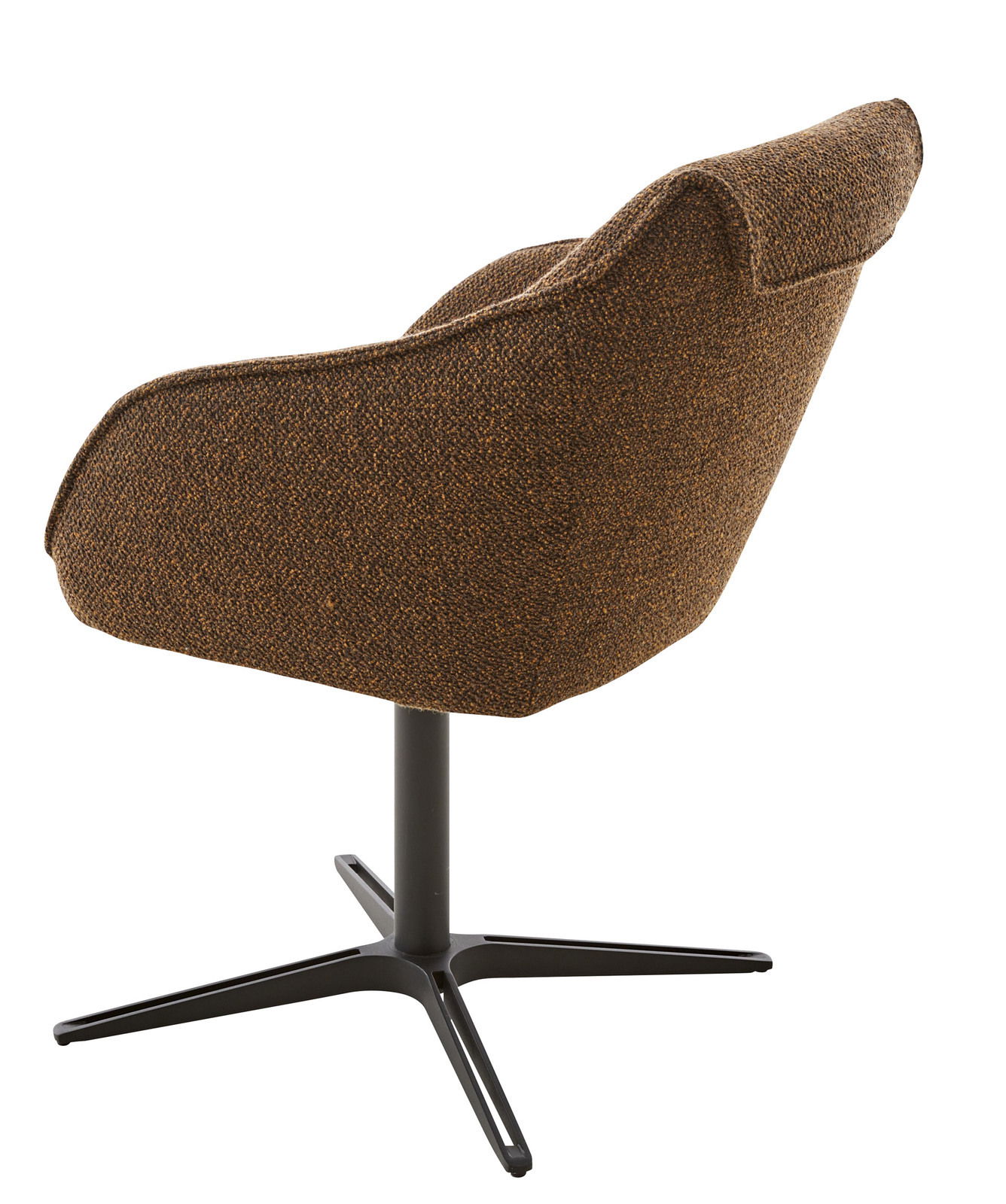 Rückansicht eines braunen Armlehnstuhls mit schwarzem Metallfuß, seitliche Perspektive.