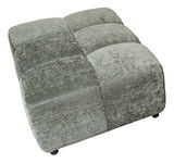 Großer, quadratischer Megahocker in grauem Stoffbezug, aus der Vogelperspektive fotografiert.