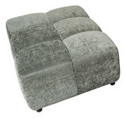 Großer, quadratischer Megahocker in grauem Stoffbezug, aus der Vogelperspektive fotografiert.