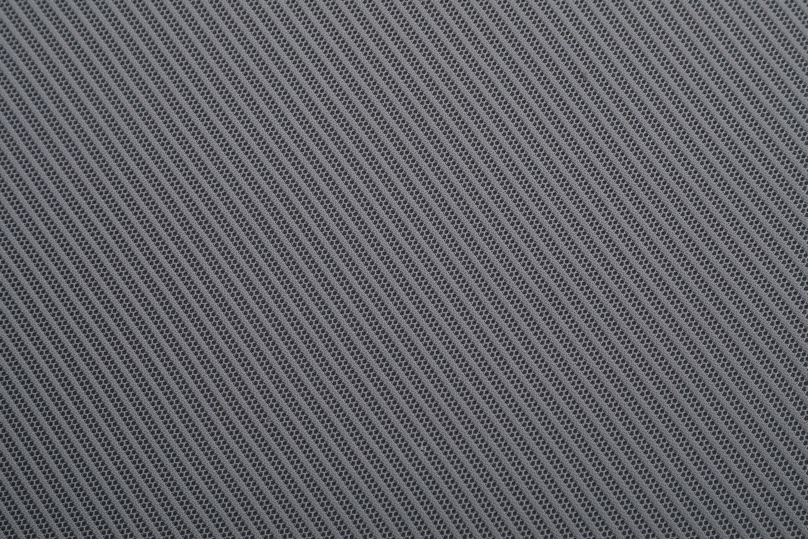 Nahaufnahme des grauen Stoffbezugs des Livetastic Drehstuhls MARA in diagonaler Perspektive