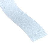 Nahaufnahme eines weißen Anti-Rutschbands mit strukturierter Oberfläche, diagonale Perspektive.
