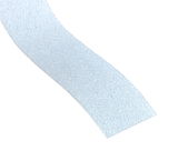 Nahaufnahme eines weißen Anti-Rutschbands mit strukturierter Oberfläche, diagonale Perspektive.