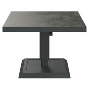 Moderner quadratischer Tisch mit dunkler Oberfläche und stabilem Sockel, Frontalansicht.