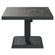 Moderner quadratischer Tisch mit dunkler Oberfläche und stabilem Sockel, Frontalansicht.