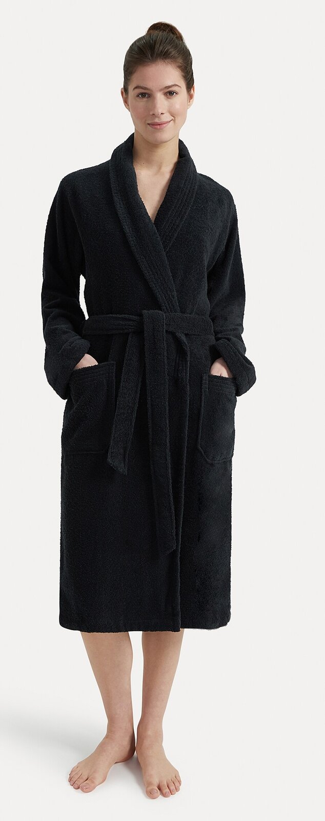 Frau in einem schwarzen Bademantel mit Schalkragen, Vorderansicht