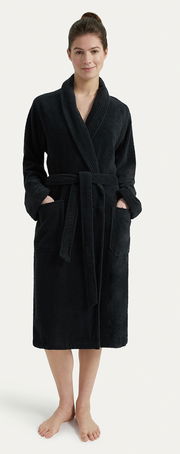 Frau in einem schwarzen Bademantel mit Schalkragen, Vorderansicht