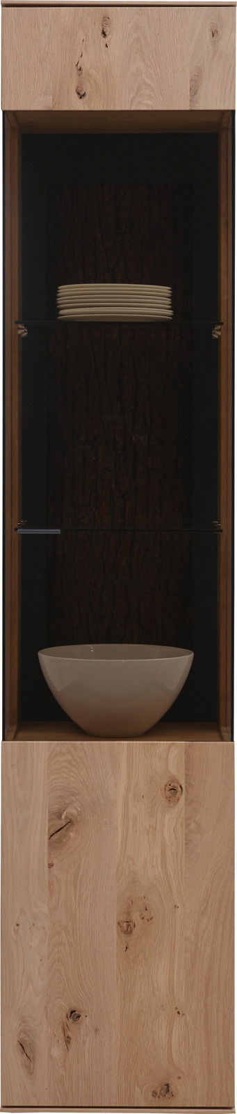 Vitrine aus Holz mit Glastür, innen mit einem Regalbrett, darauf gestapelte Teller und eine Schale. Frontalansicht.