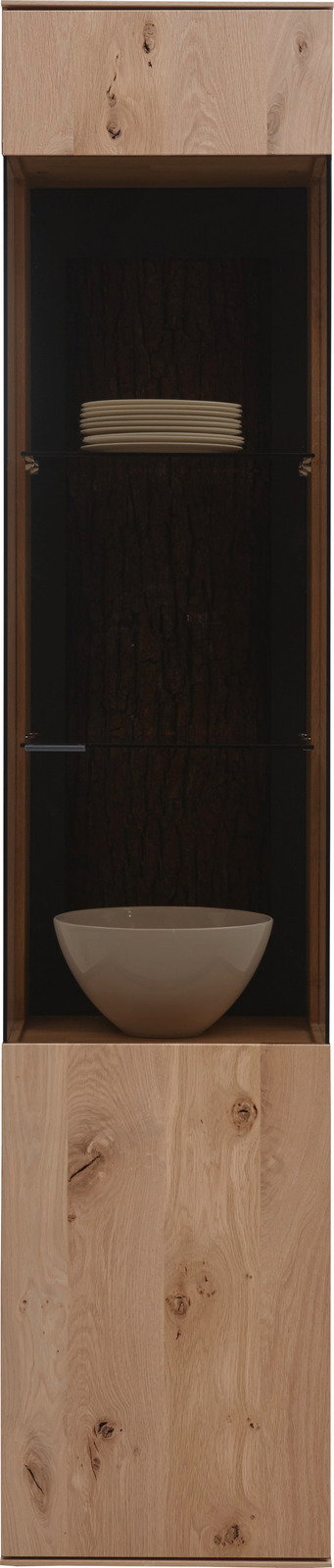 Vitrine aus Holz mit Glastür, innen mit einem Regalbrett, darauf gestapelte Teller und eine Schale. Frontalansicht.