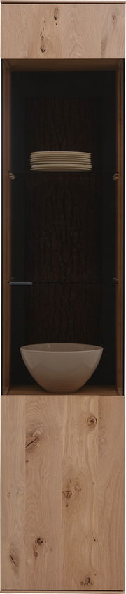 Vitrine aus Holz mit Glastür, innen mit einem Regalbrett, darauf gestapelte Teller und eine Schale. Frontalansicht.