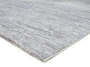 Grauer Uni-Teppich in Nahaufnahme, perspektivisch von der Seite fotografiert.