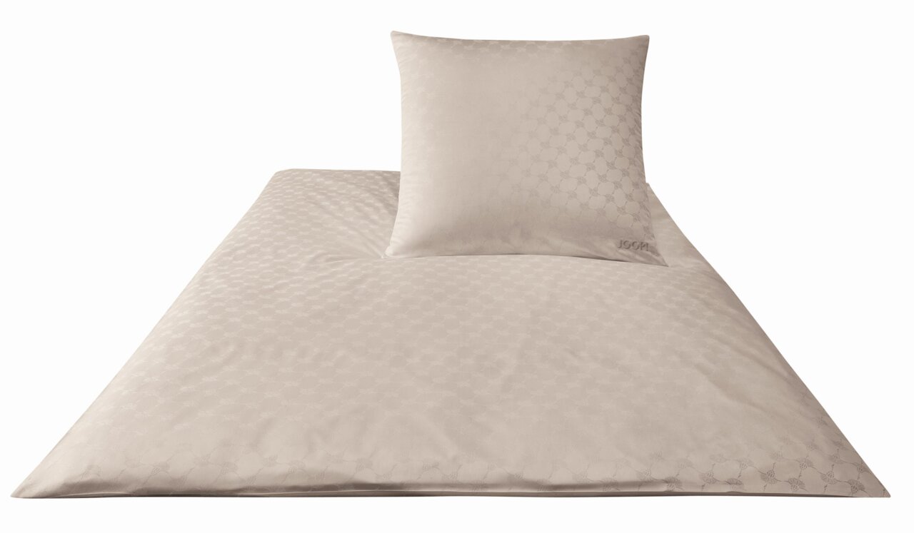 Beige Bettwäsche-Set mit dezentem Muster, bestehend aus einem Kopfkissenbezug und einem Bettdeckenbezug, aus der Vogelperspektive fotografiert.
