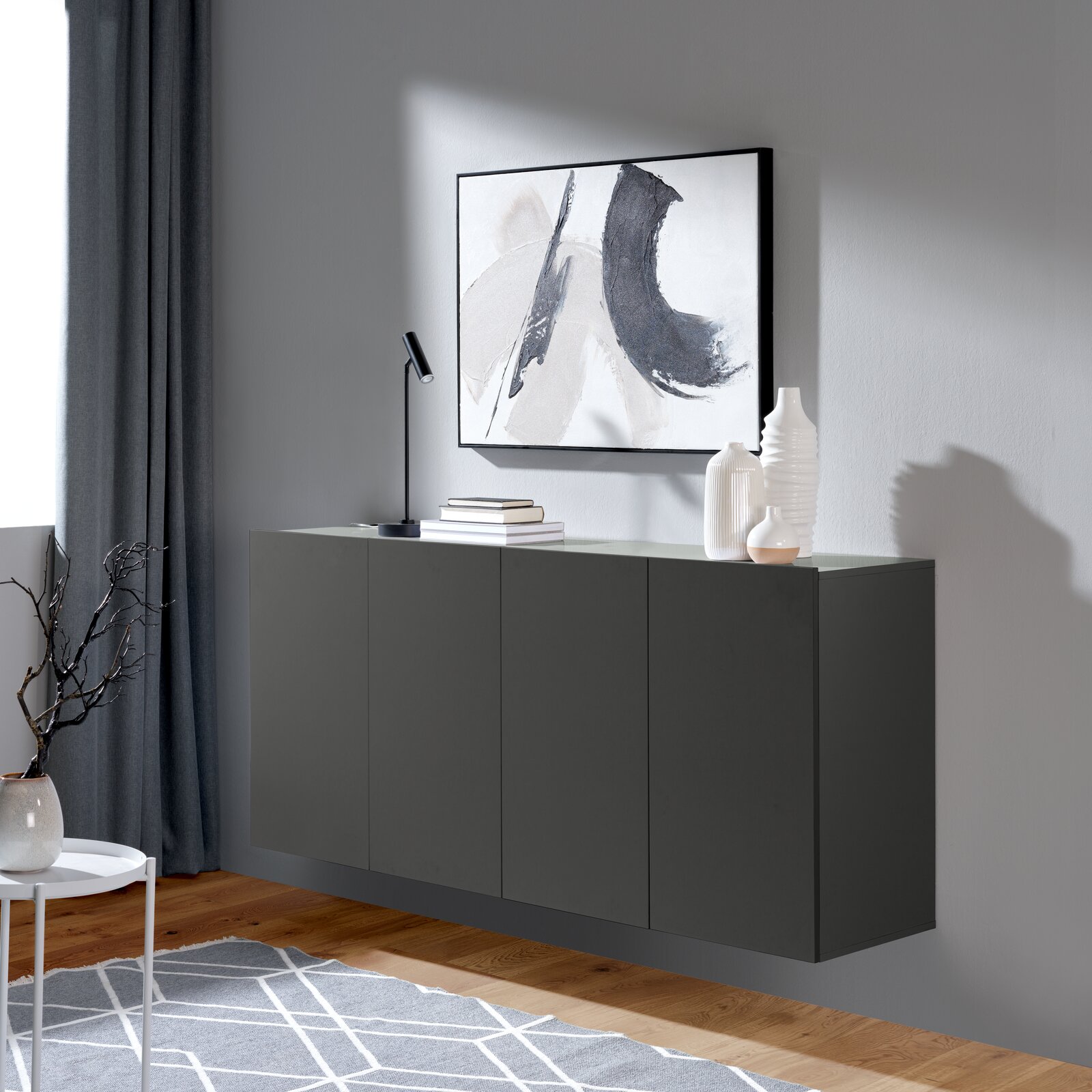Modernes, dunkelgraues Hängesideboard in einem stilvoll eingerichteten Raum, seitliche Perspektive