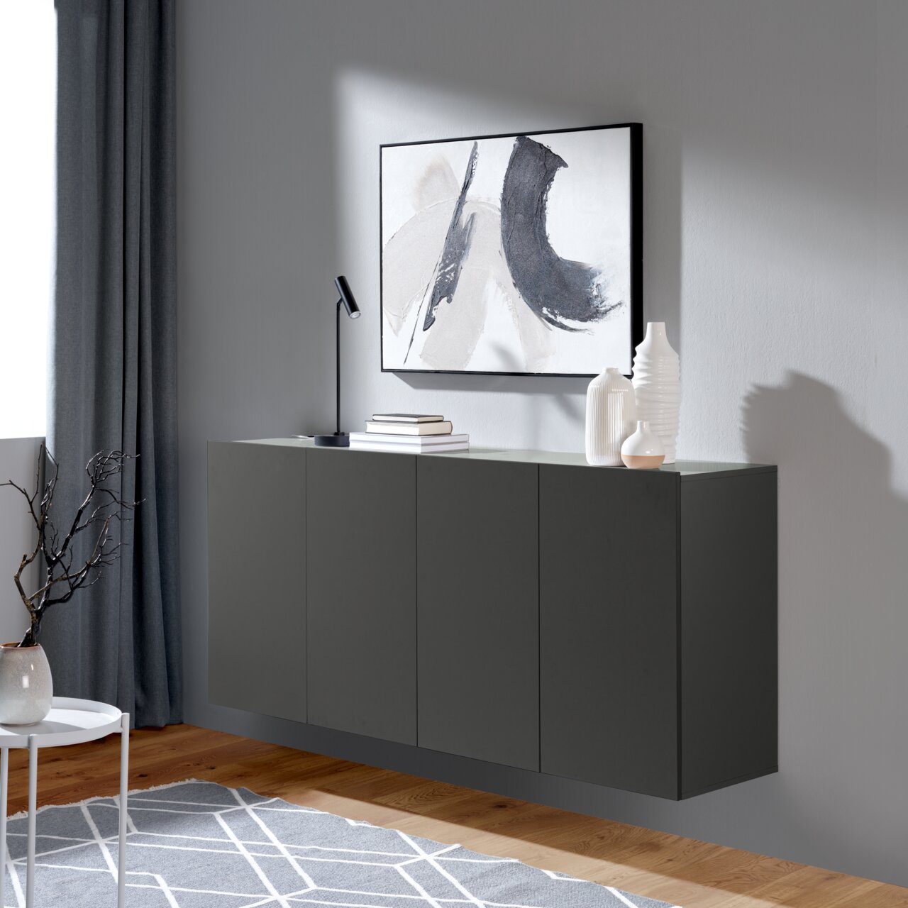 Hom´in Hängesideboard NEWNIQ Modernes, dunkelgraues Hängesideboard in einem stilvoll eingerichteten Raum, seitliche Perspektive