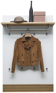 Garderobenpaneel mit Hut, Flasche und Box auf einem Regal, darunter eine braune Jacke an einem Haken. Frontalansicht.