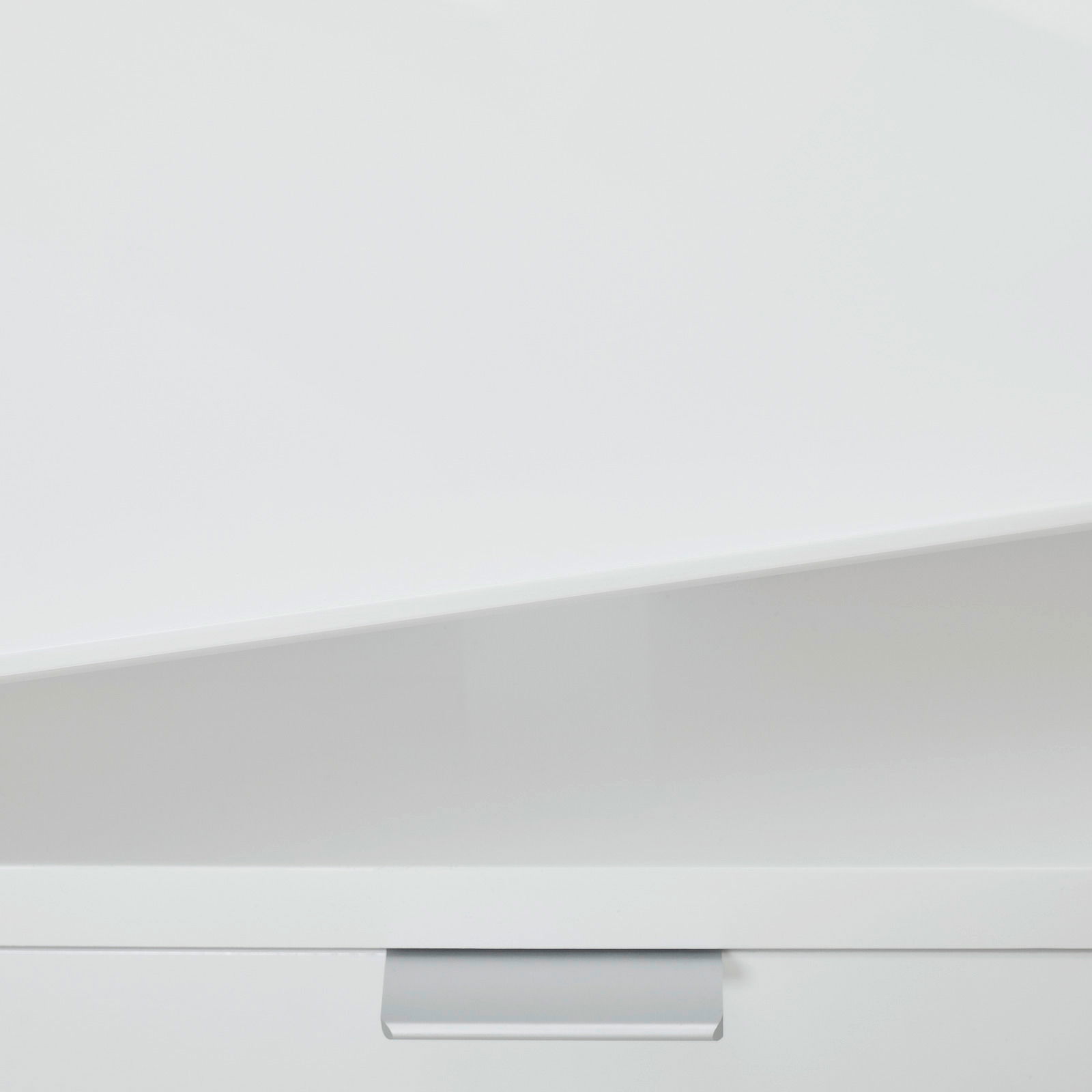 Nahaufnahme eines weißen Schreibtisches mit einer Schublade und einem silbernen Griff, von vorne betrachtet.