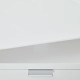 Nahaufnahme eines weißen Schreibtisches mit einer Schublade und einem silbernen Griff, von vorne betrachtet.