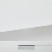 Nahaufnahme eines weißen Schreibtisches mit einer Schublade und einem silbernen Griff, von vorne betrachtet.