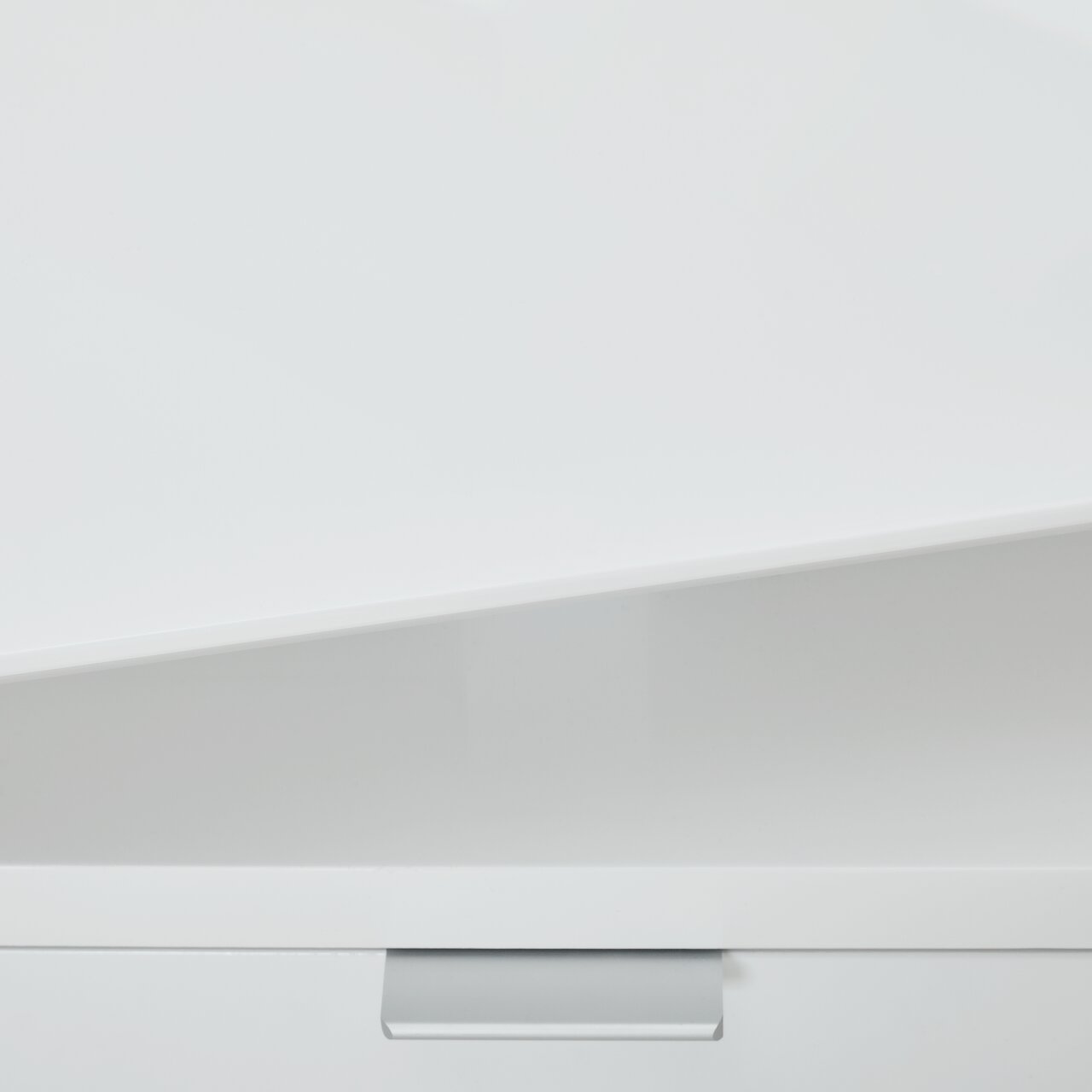 Nahaufnahme eines weißen Schreibtisches mit einer Schublade und einem silbernen Griff, von vorne betrachtet.