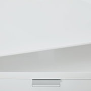 Nahaufnahme eines weißen Schreibtisches mit einer Schublade und einem silbernen Griff, von vorne betrachtet.