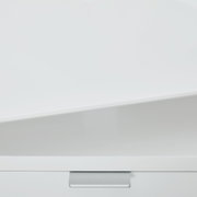 Nahaufnahme eines weißen Schreibtisches mit einer Schublade und einem silbernen Griff, von vorne betrachtet.