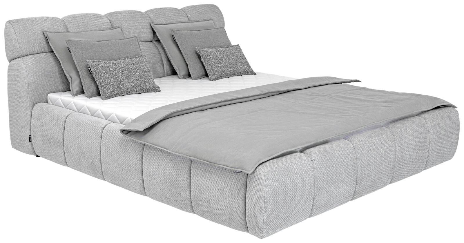 Graues Polsterbett mit mehreren Kissen und Decke, seitliche Perspektive
