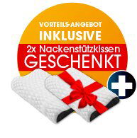 Zwei ergonomische Kissen mit weißem, gestepptem Bezug und dunkler Unterseite, seitliche Perspektive