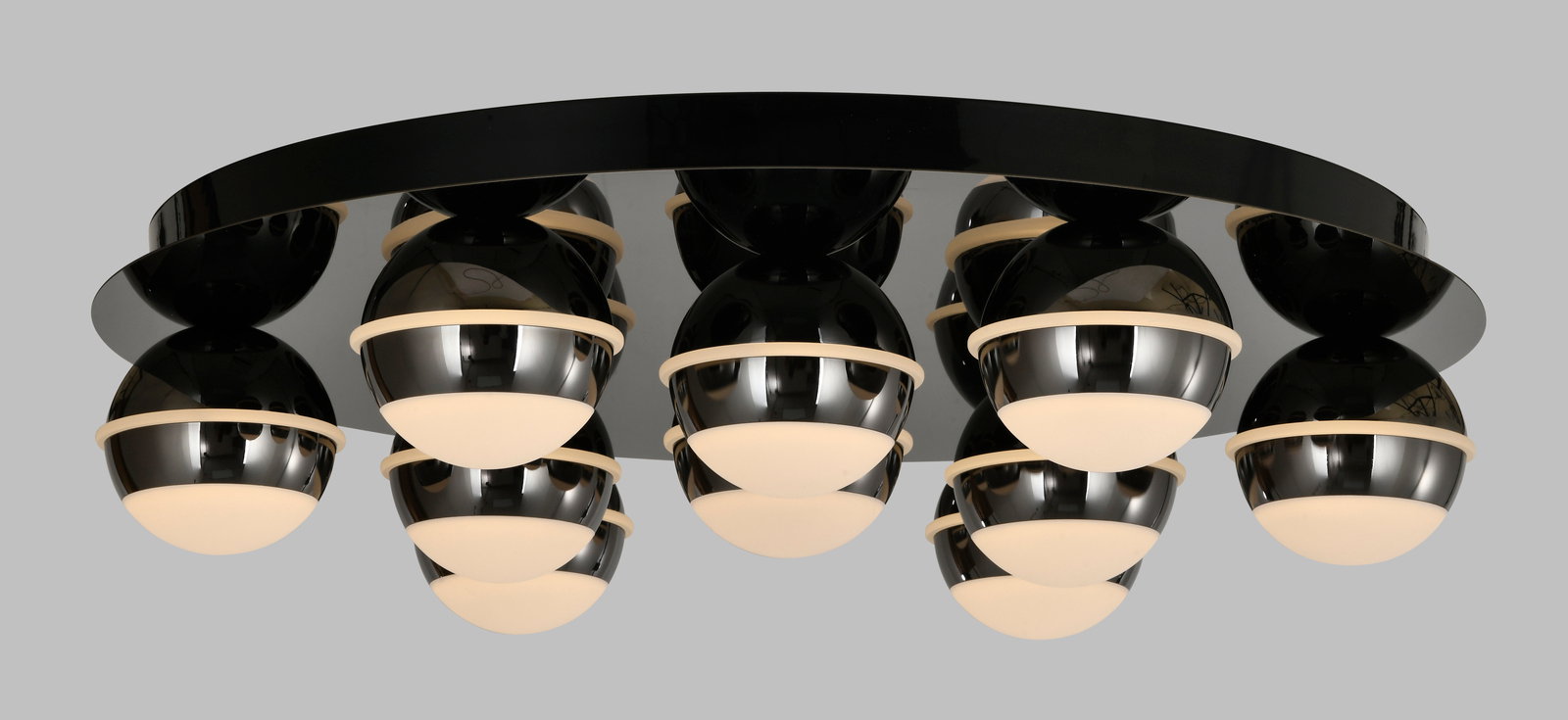 Moderne LED-Deckenleuchte mit mehreren kugelförmigen Leuchtelementen, seitliche Perspektive