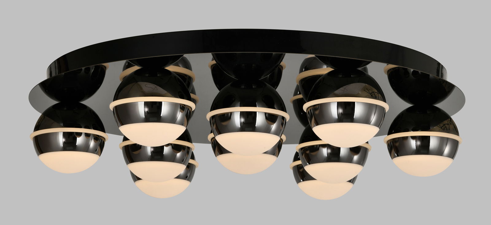 Moderne LED-Deckenleuchte mit mehreren kugelförmigen Leuchtelementen, seitliche Perspektive