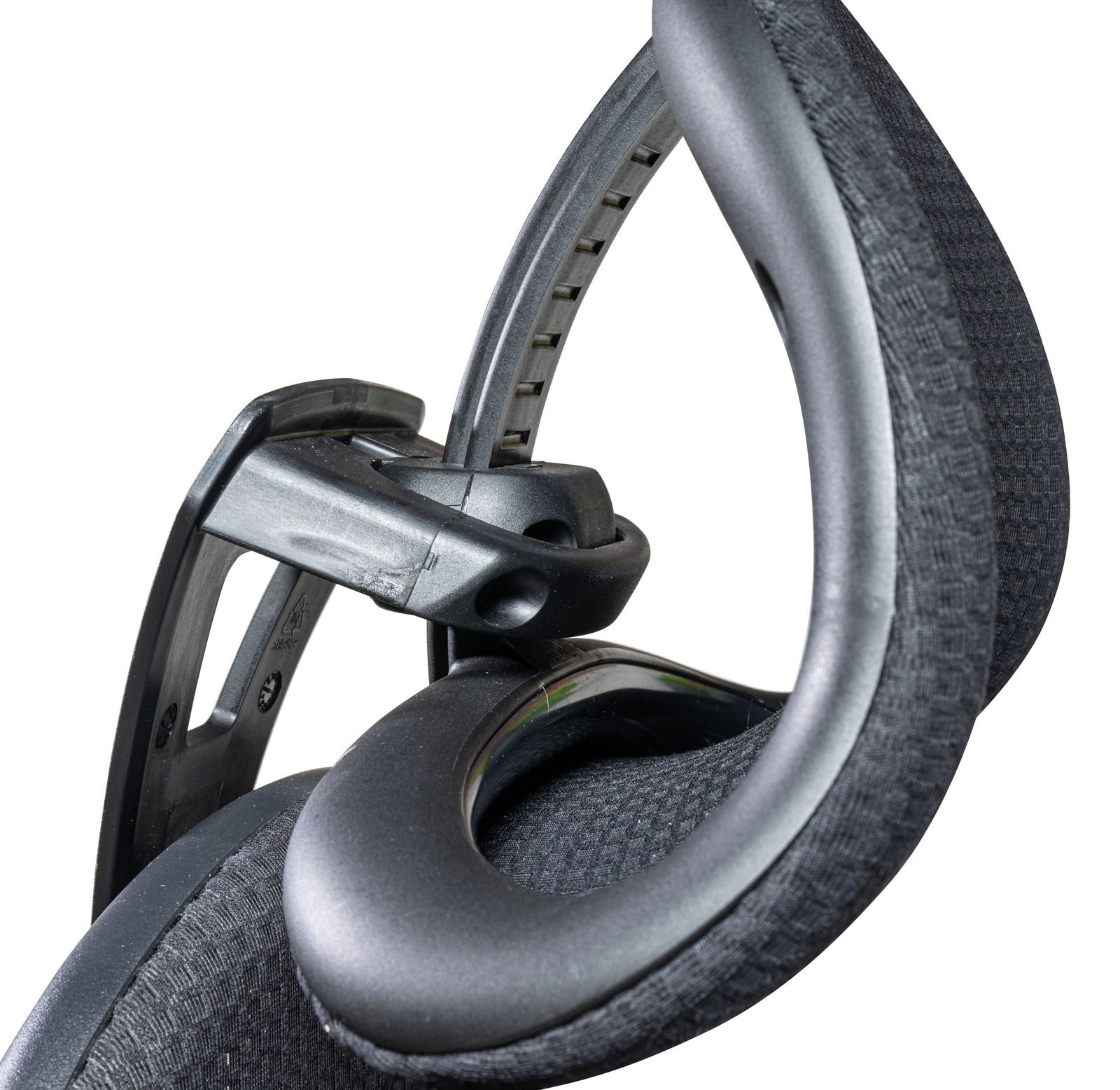 Nahaufnahme der Rückenlehne eines Drehstuhls mit ergonomischem Design und verstellbarer Kopfstütze, seitliche Perspektive