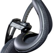 Nahaufnahme der Rückenlehne eines Drehstuhls mit ergonomischem Design und verstellbarer Kopfstütze, seitliche Perspektive